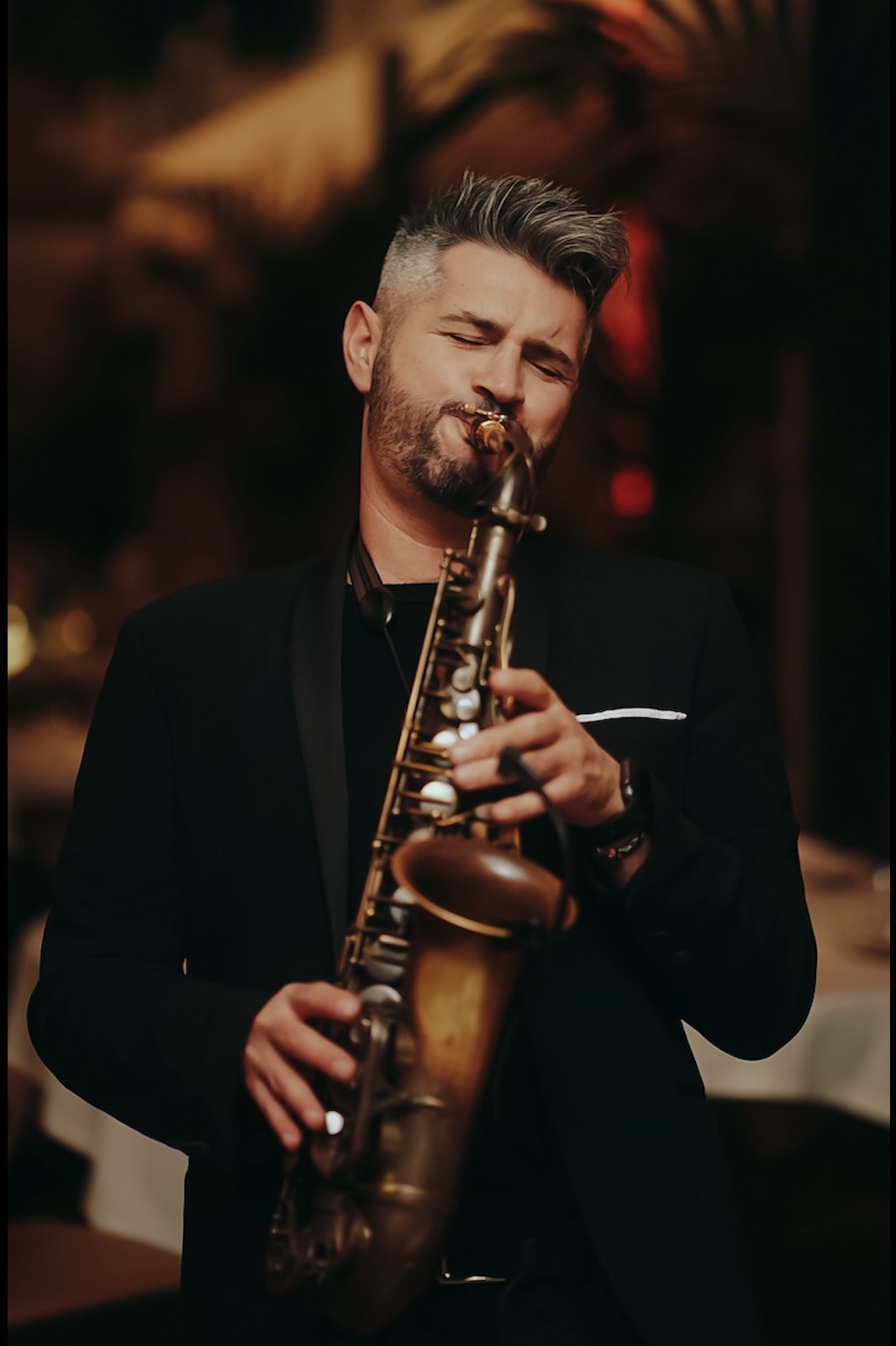 sassofonista elegante che suona il sax durante un evento